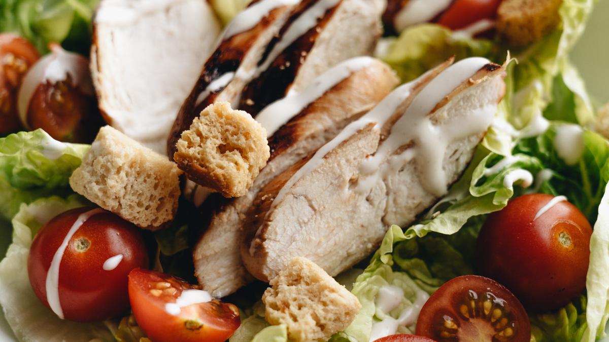 salata-caesar-cu-piept-de-pui--reteta-delicioasa--dupa-mesele-grele-de-sarbatori_05566000