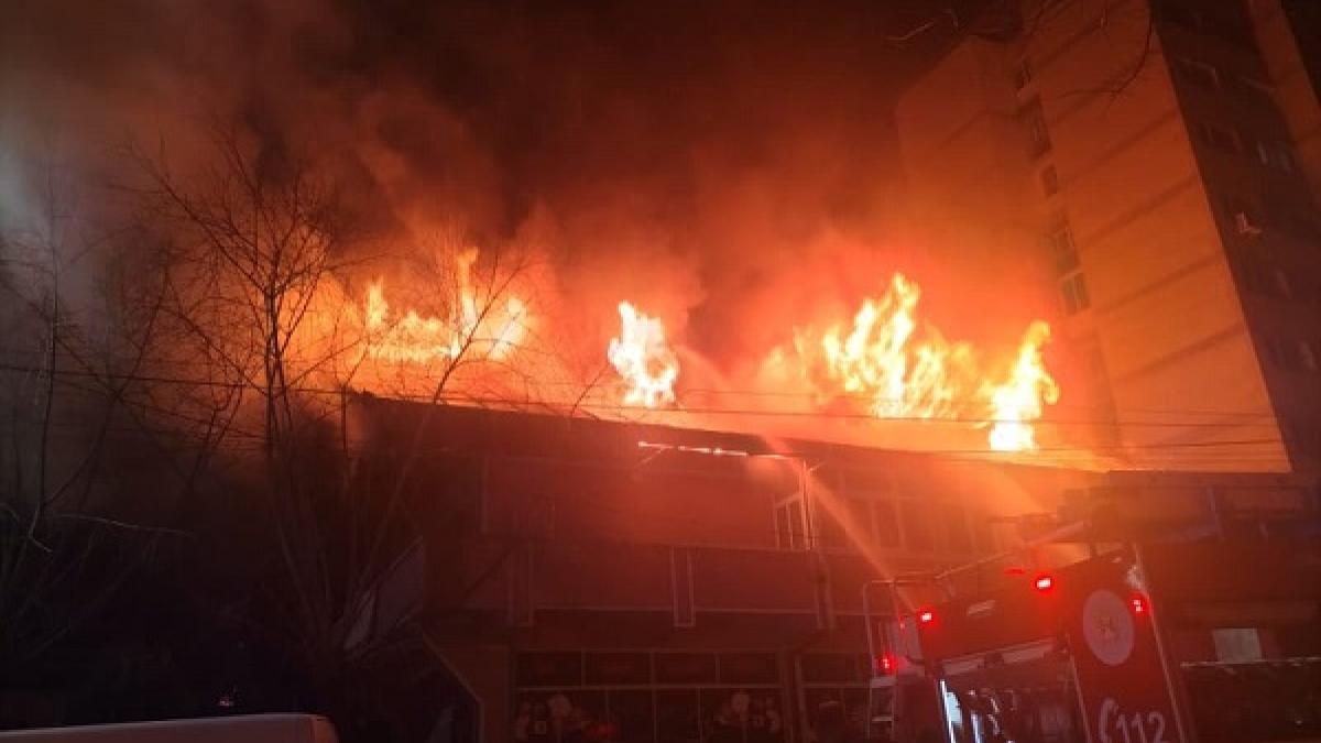 incendiu-la-un-magazin-din-targoviste--pompierii-au-intervenit-cu-sase-autospeciale-1_48828900