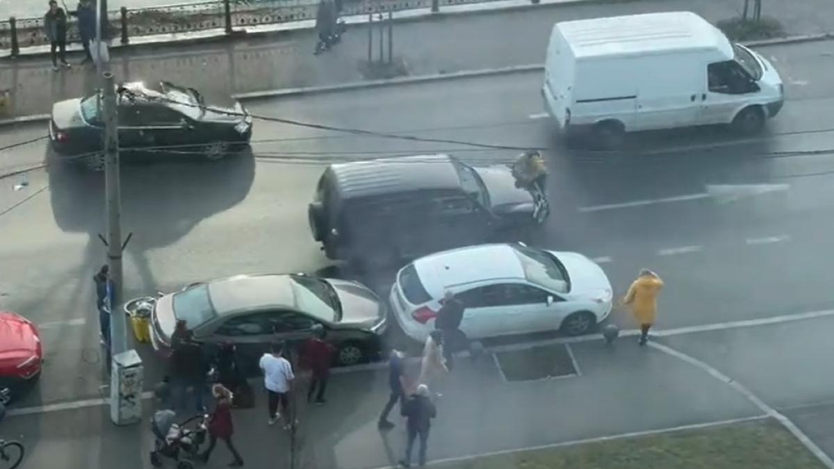 biciclist-pe-capota-unei-masini_87793200