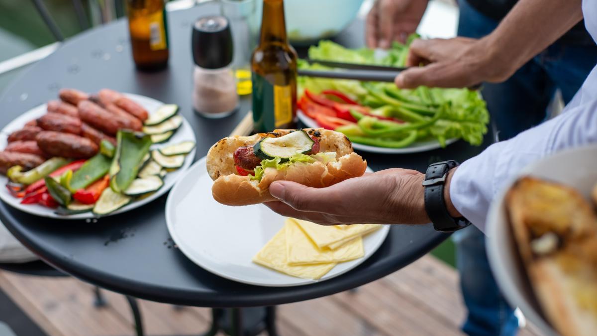 cum-slabim-dupa-sarbatori--dr--ruxandra-plesea-salatele-se-pot-combina-cu-carnatii--cu-toba_77785900