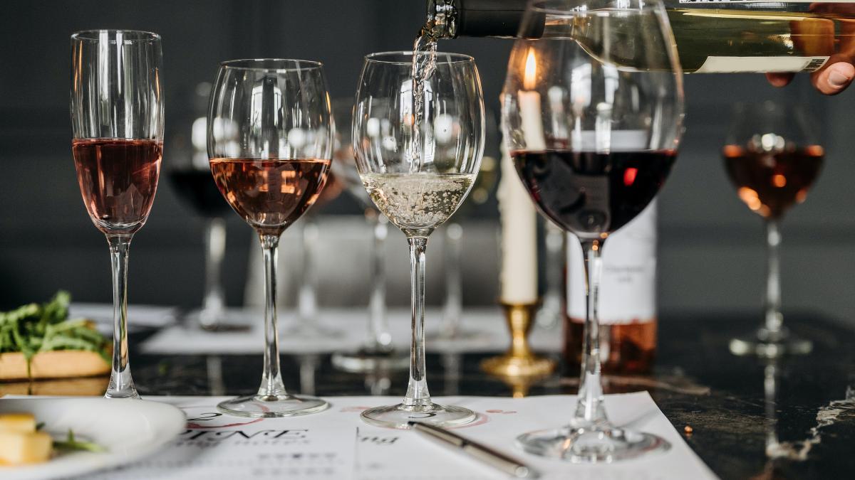 de-ce-francezii-spala-paharul-inainte-de-a-bea-vin-alb-dupa-vin-rosu_55190500