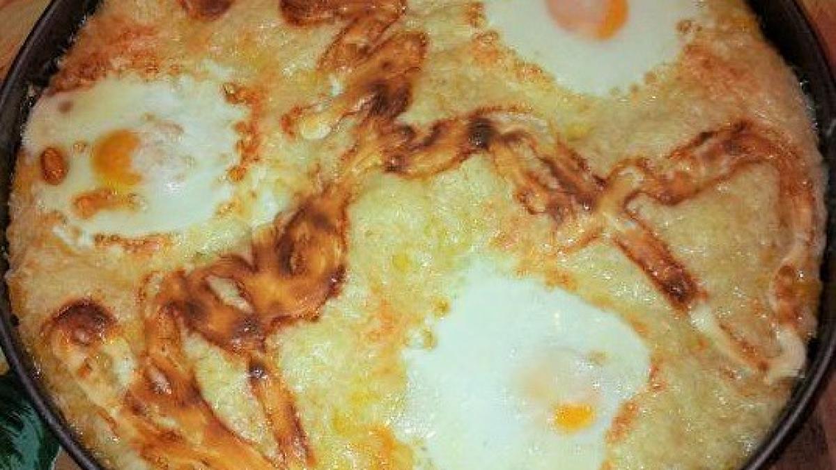 mamaliga-cu-branza--carnati-si-oua-la-cuptor--un-adevarat-deliciu-romanesc_77533400