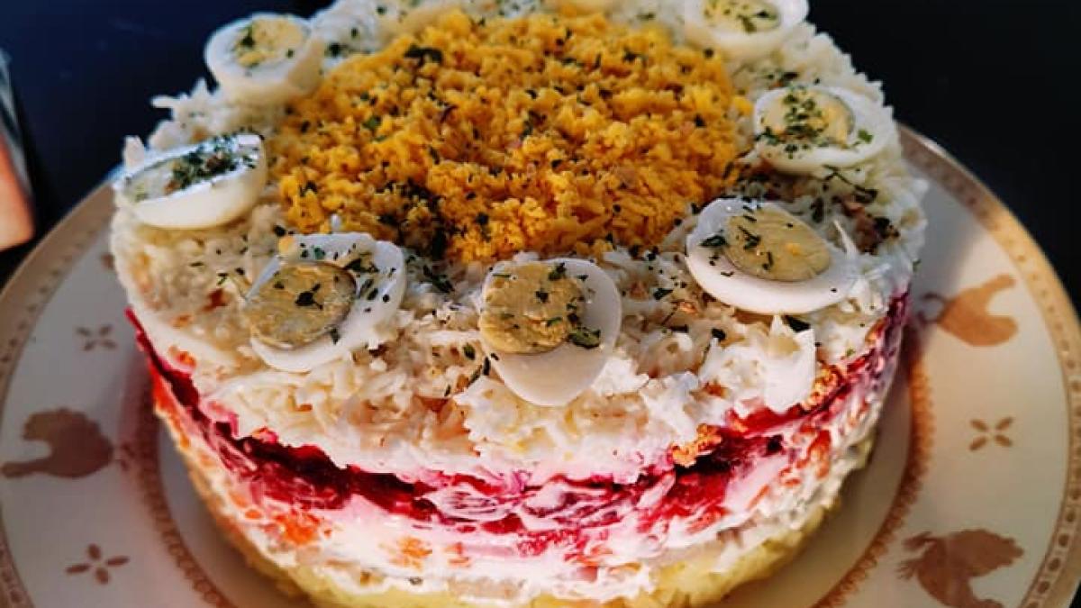 salata-suba-cu-peste-afumat--cartofi-si-sfecla-rosie---reteta-ruseasca-2_82170800