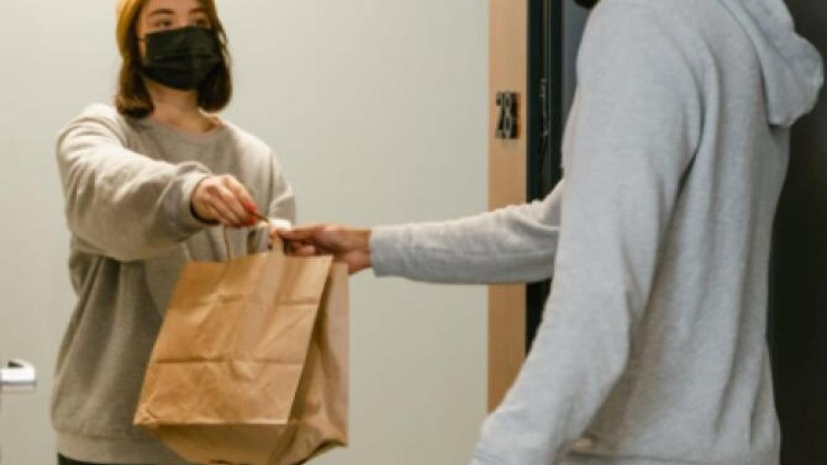 mesajul-ciudat-lasat-de-un-livrator--clientului-caruia-i-a-dus-mancarea--i-l-a-pus-biletul-intr-o-punga--pe-parbriz_61921400