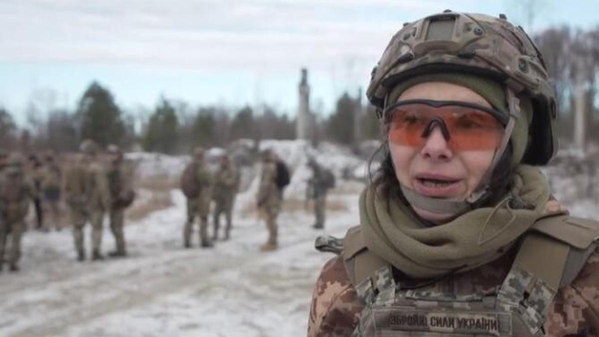 armata-civili-femei-ucraina-captvid-bbc_42651500