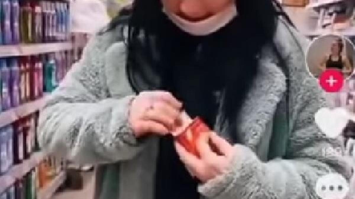 tanara--filmata-in-timp-ce-intepa-prezervative-intr-un-supermarket-din-sibiu--psihologul-keren-rosner-un-gest-teribilist_82864600