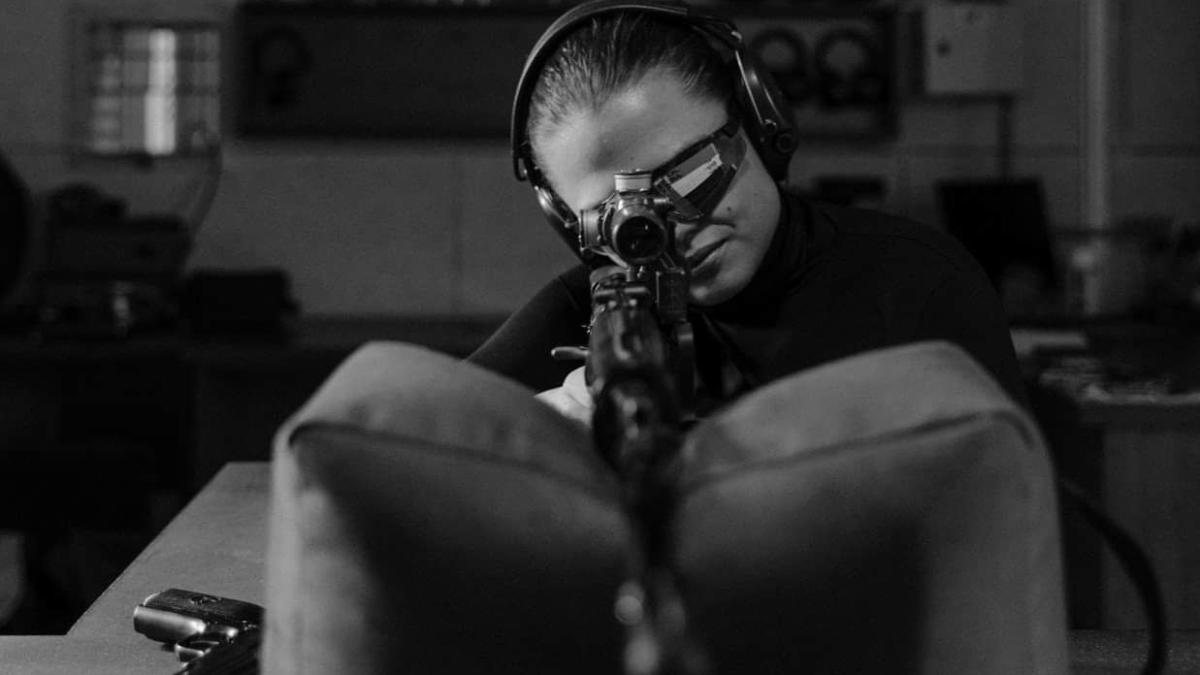 femeie-cu-pusca_85041500