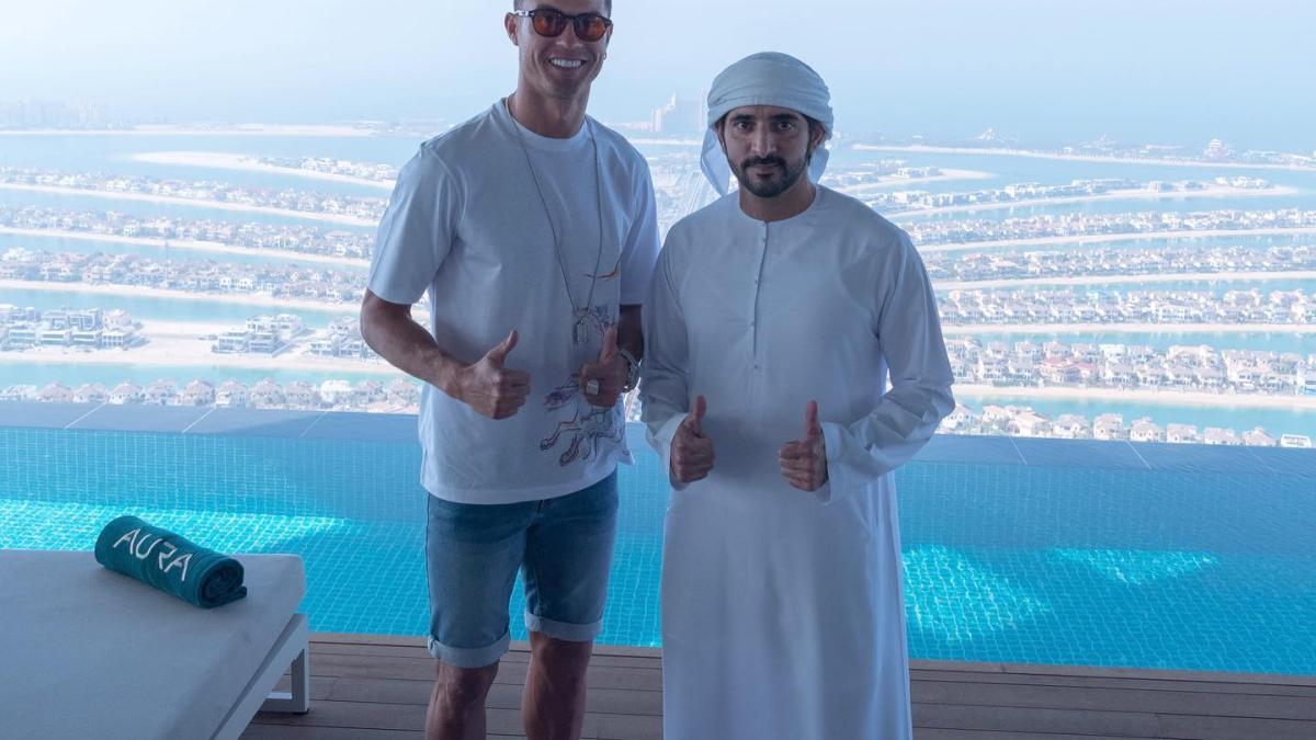 cristiano_ronaldo_globe_soccer_fb_11412500