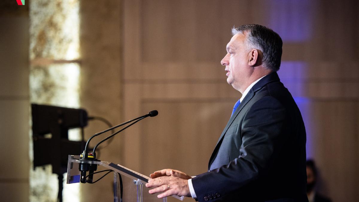 viktor-orban-angela-merkel-a-impartit-europa_42523600