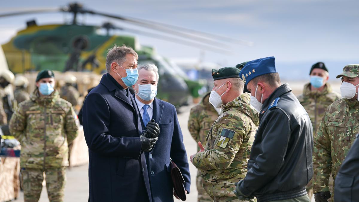 klaus-iohannis--la-vizita-bazei-aeriene-de-la-campia-turzii---galerie-foto-2_98483000