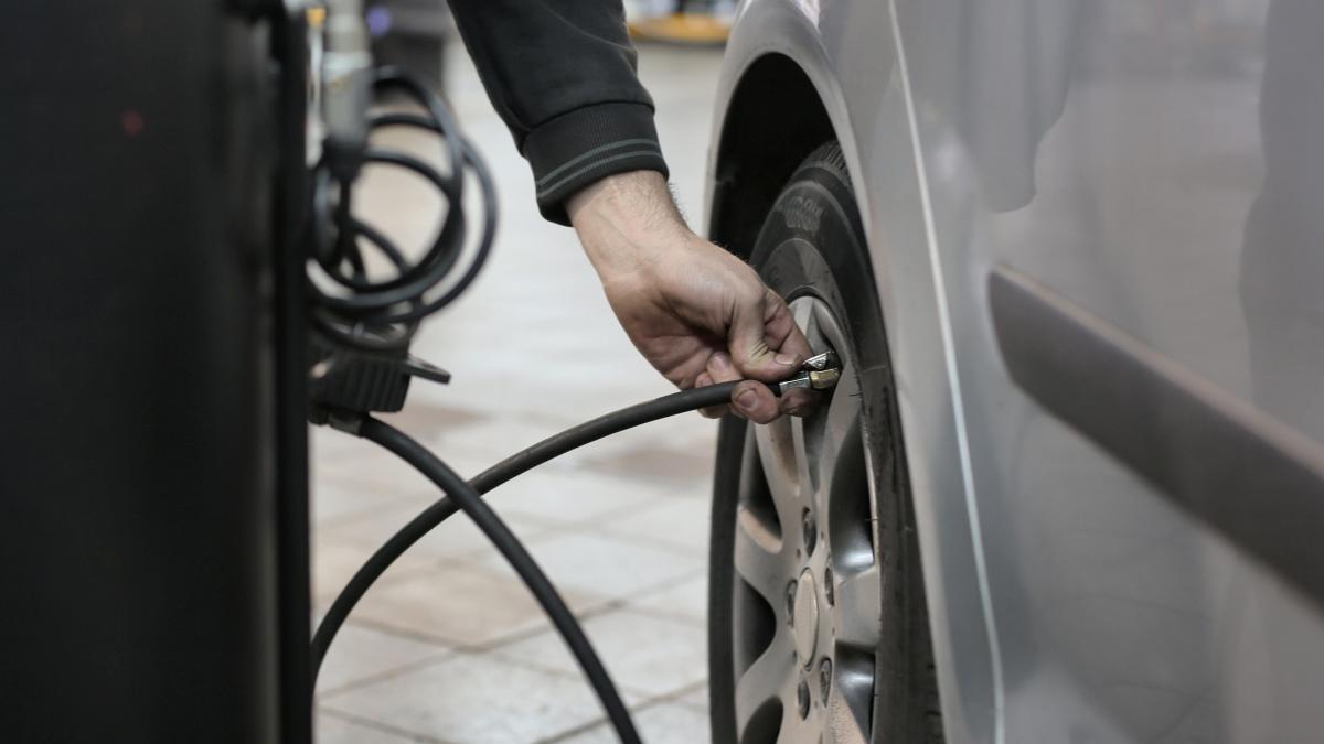 ce-faci-daca-iti-explodeaza-cauciucul-masinii-in-mers--titi-aur--reguli-esentiale-una-este-daca-a-explodat-cauciucul-pe-fata--alta-e-pe-spate_30504400