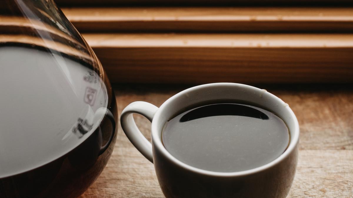 cum-scoti-petele-de-cafea-de-pe-haine--covor--canapea-sau-perete--trucurile-sunt-geniale_26181600