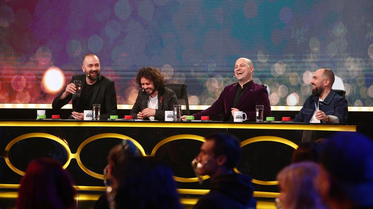 stand-up-revolution_1_89850900