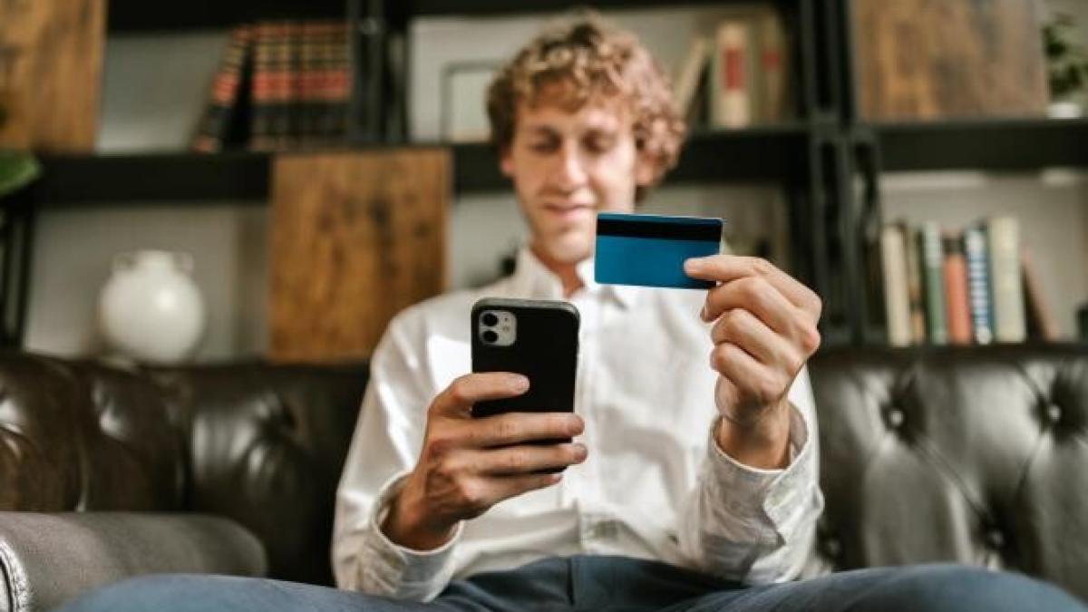 cardul-nu-se-tine-langa-telefon_09935700