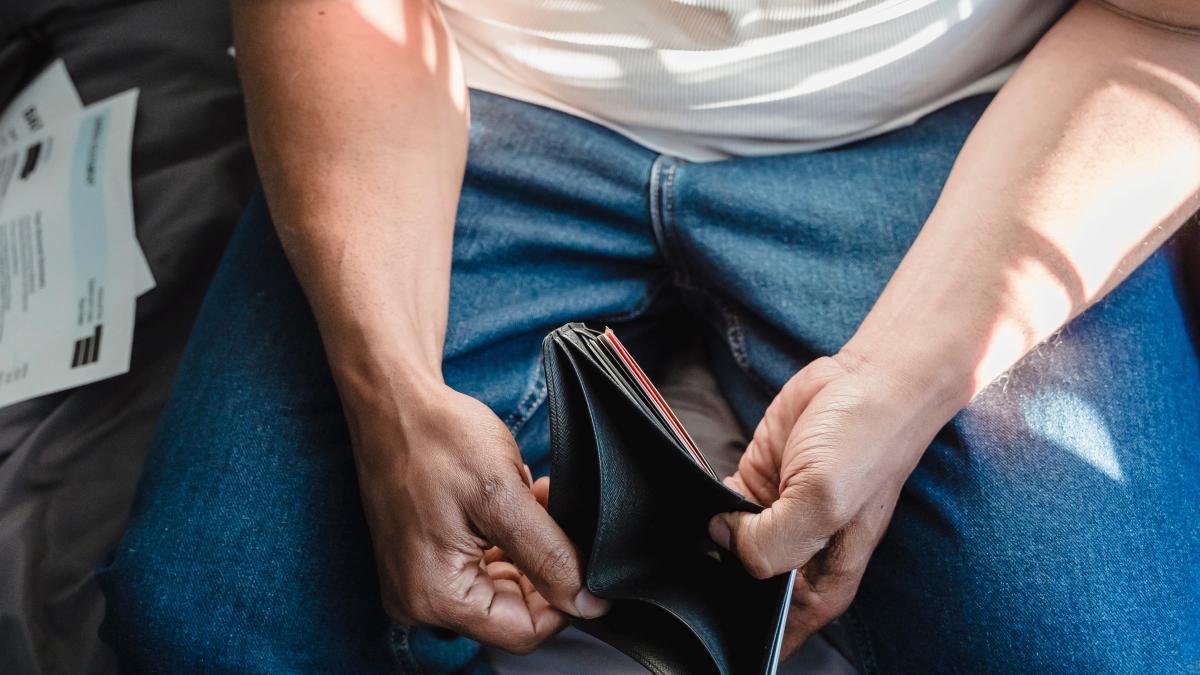 protest-la-uzina-cugir--virgil-matei--liderul-sindicalistilor-oamenii-traiesc-cu-aceste-salarii-de-30-de-ani--sunt-foarte-mici_79019100