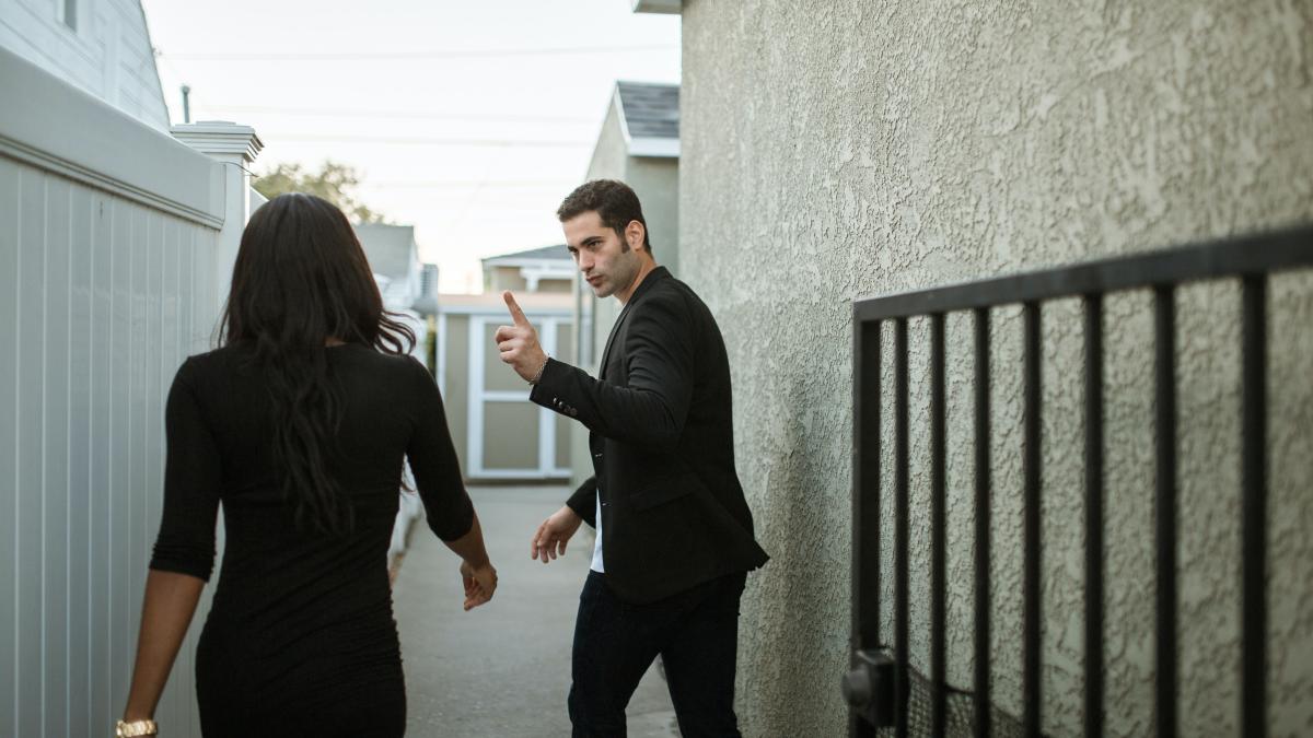 ministrul-familiei-din-malaezia-le-cere-barbatilor-sa-si-bata-sotiile-indisciplinate_85730400