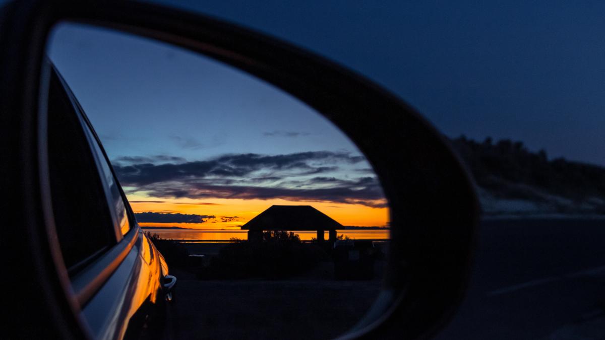 un-copil-si-doi-barbati-furau-din-masini_37141500