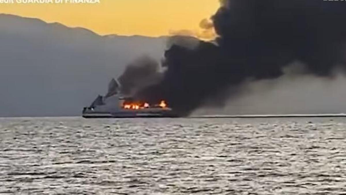 incendiu-la-bordul-unui-feribot-aflat-langa-insula-corfu-din-grecia--la-bord-se-aflau-si-romani-video_75428000