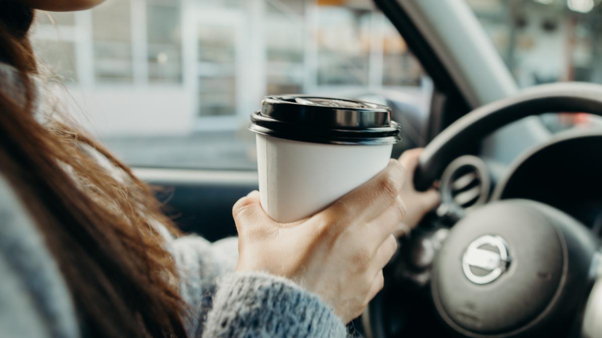 femeie_volan_masina_pexels_18186500