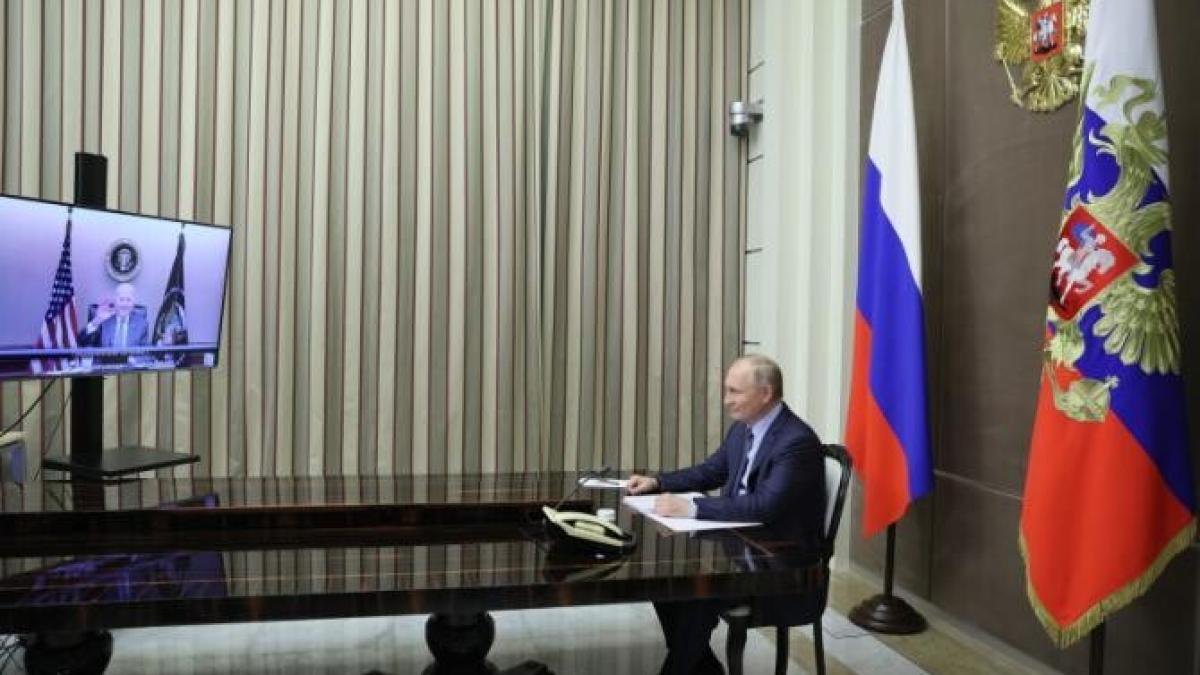 biden-putin_92428000