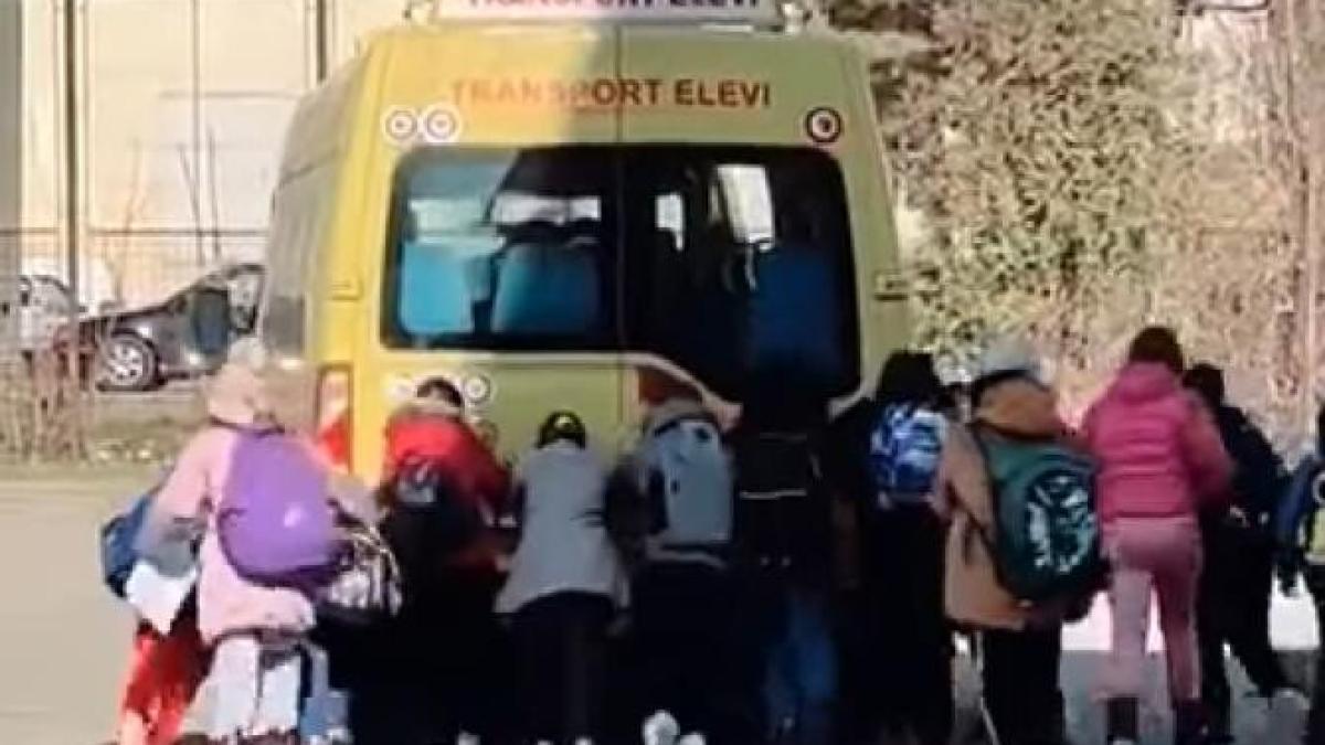 microbuz-scolar--impins-de-elevi-pentru-a-porni--imaginile-au-devenit-virale-pe-internet-video_69496300