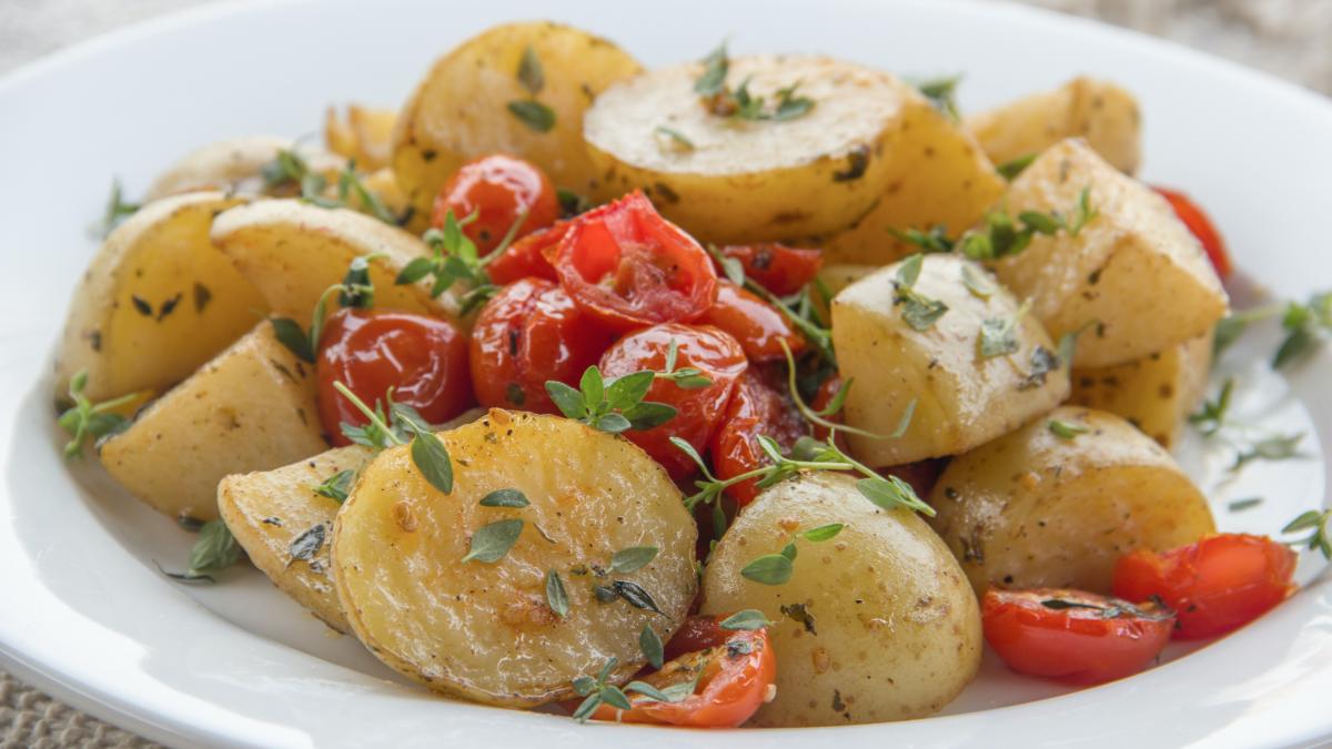 cartofi-la-cuptor-cu-ierburi-aromate--cea-mai-simpla-si-savuroasa-reteta_73508600