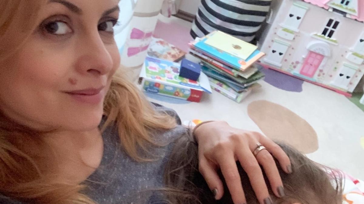 simona-gherghe--moment-dureros-cu-fiica-ei-mi-se-rupe-sufletul-cand-o-vad-ca-vine-si-mi-spune-s-o-imbratisez-cu-spatele_85810200