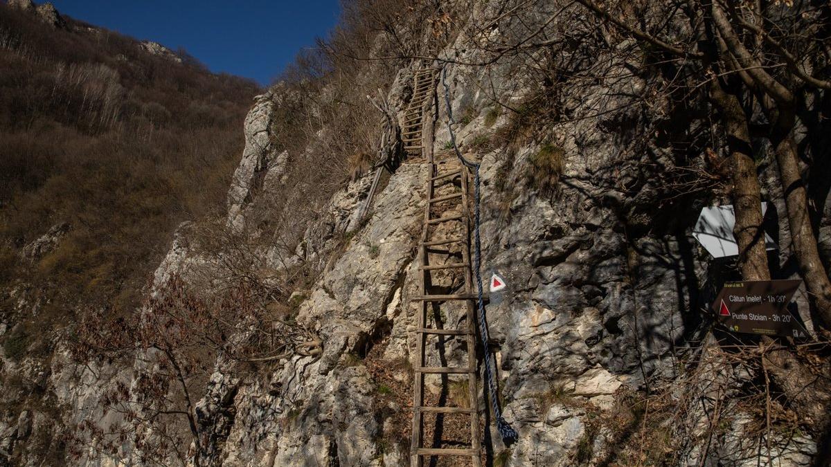 satul-la-care-ajungi-cu-scara_45883800