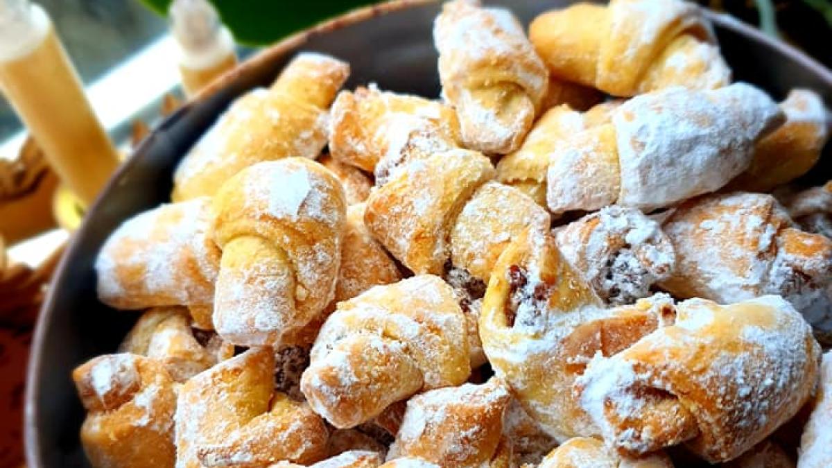 cornulete-fragede-cu-untura-si-smantana--ca-la-mama-acasa-reteta-1_47304100