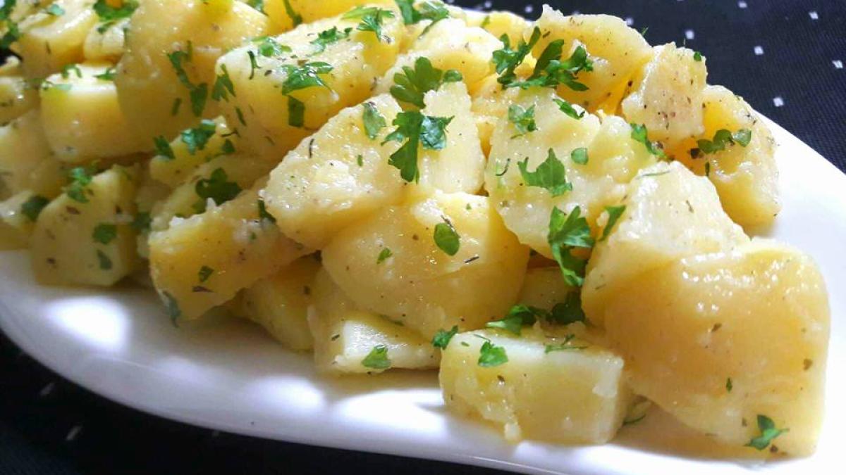 cartofi-natur-cu-unt-si-patrunjel-verde--reteta-foarte-usoara_53513300