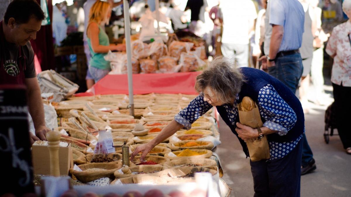 femeie-la-piata_60997400