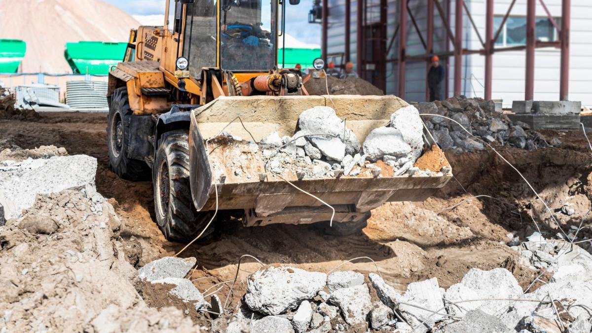 front-end-loader-construction-site-removes-debris-from-reinforced-concrete-collection-removal-detached-building-materials-1_05448300