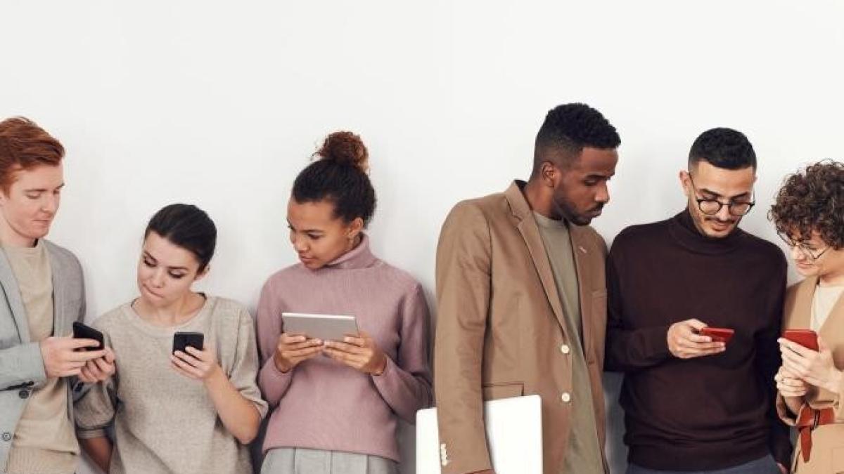 petrecere-prieteni-dependenta-internet_94735700