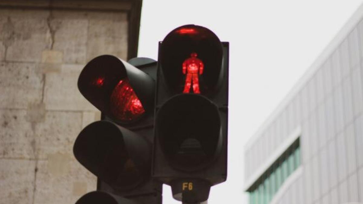 semafor_stop_-cotar-asf_08350100