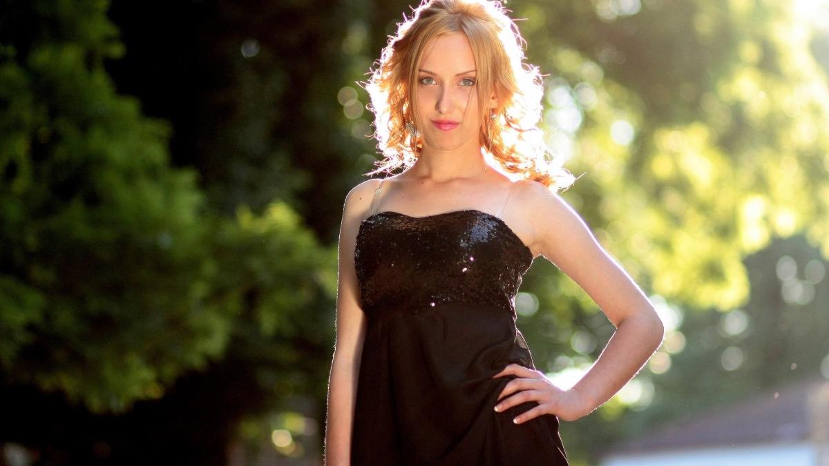 fata-in-rochie-neagra_72978300