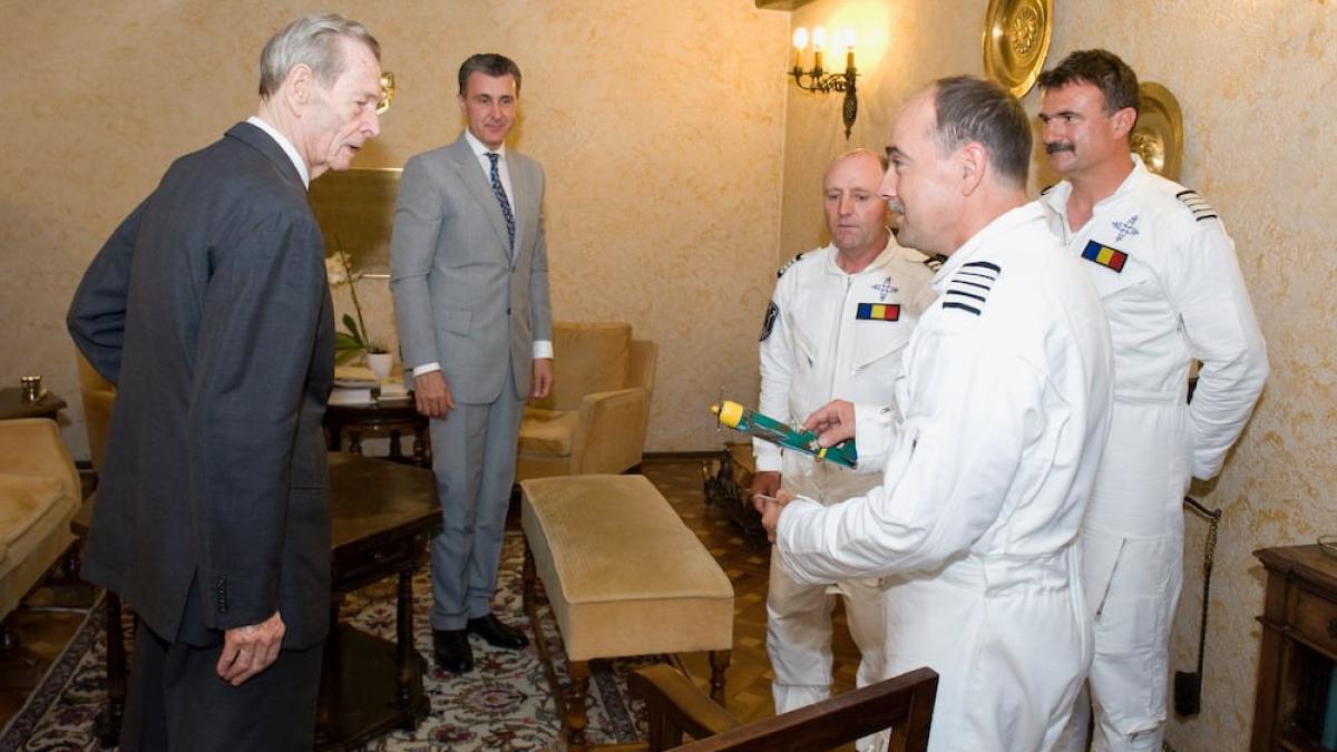 regele-mihai-decoratie-daniel-stefanescu-pilot_69528800