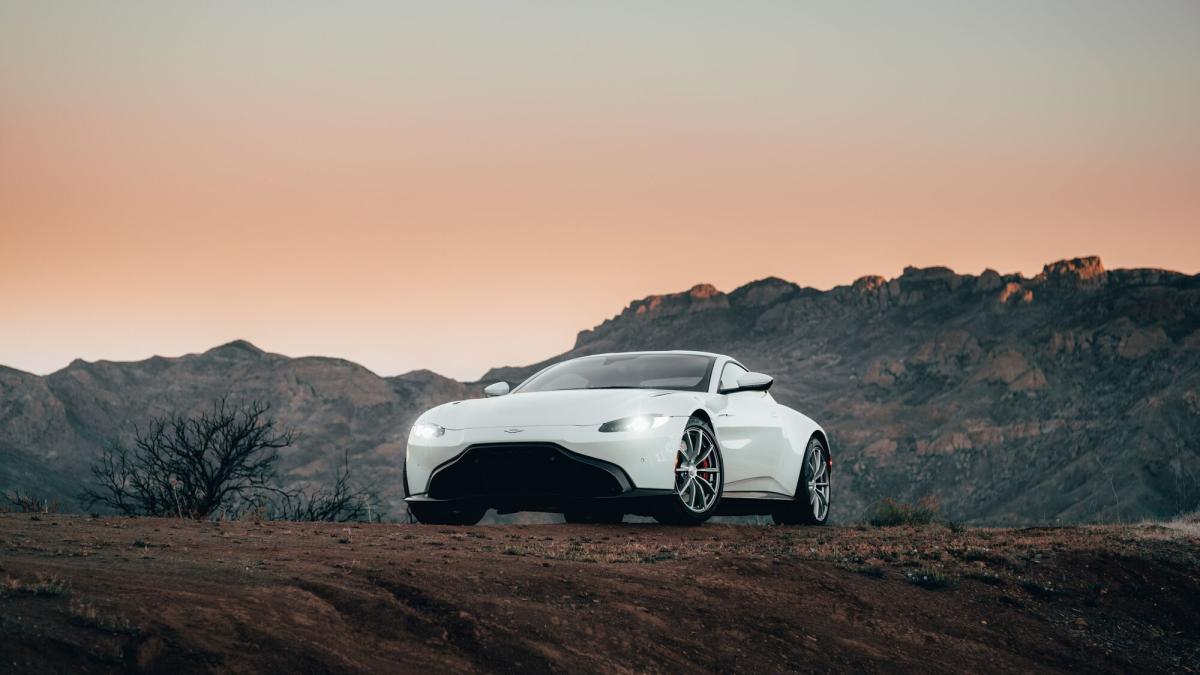 vantage_v8_aston_martin_fb_30688300