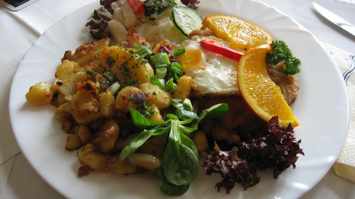 cartofi-sarbesti-cu-costita--reteta-simpla-si-gustoasa_52570200