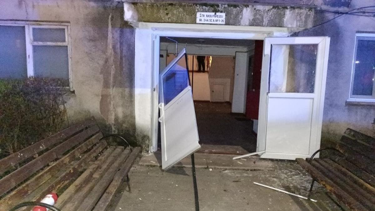 explozie-puternica-intr-un-bloc-din-targoviste--urmata-de-un-incendiu--o-persoana-ranita-si-30-evacuate-1_42641400