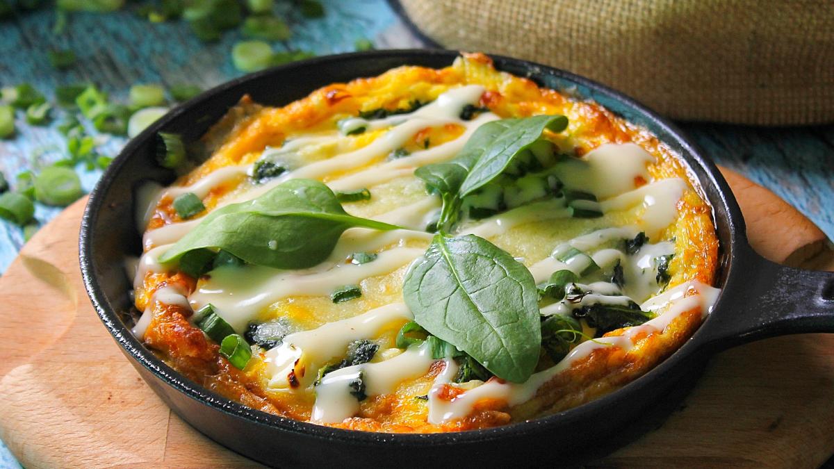 omleta-olandeza-pe-lipie--cu-crema-de-branza--rosii-cherry-si-patrunjel--reteta-geniala-de-mic-dejun_67723500