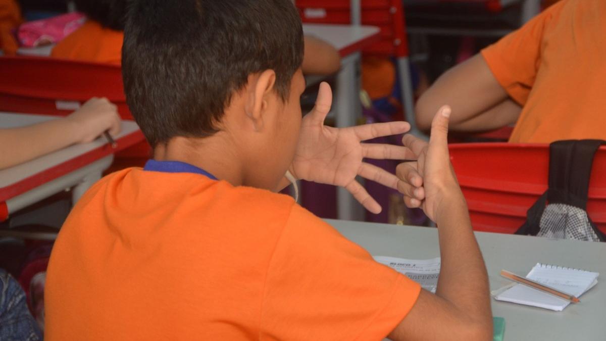 copil-numara-pe-degete_70592100