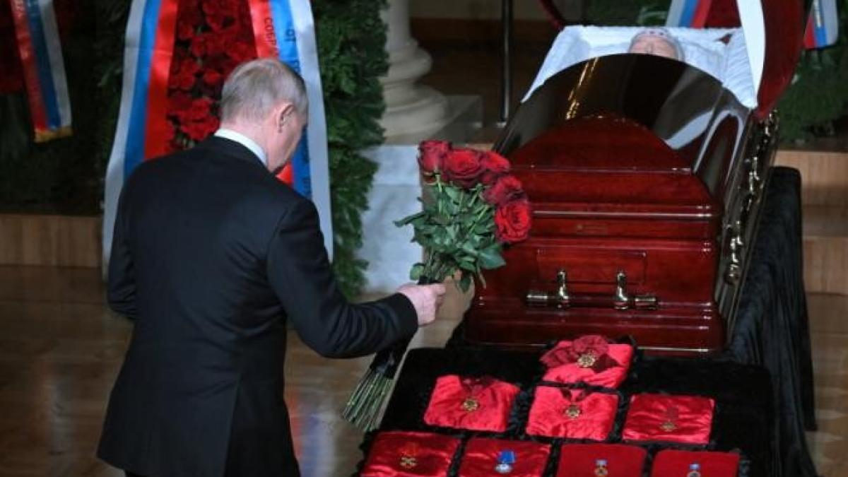 vladimir-putin-inmormantare-valiza_26662800