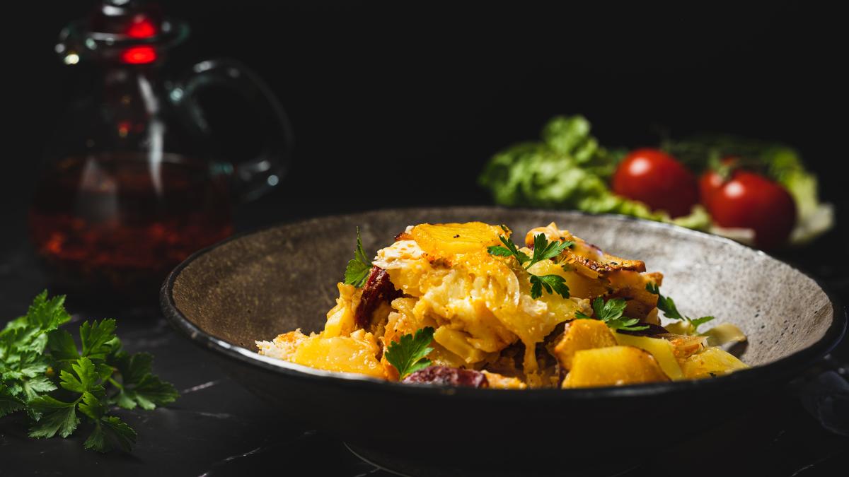 cartofi-cu-ceapa-rosie-si-otet-balsamic--la-cuptor--cum-se-prepara-reteta_60800800