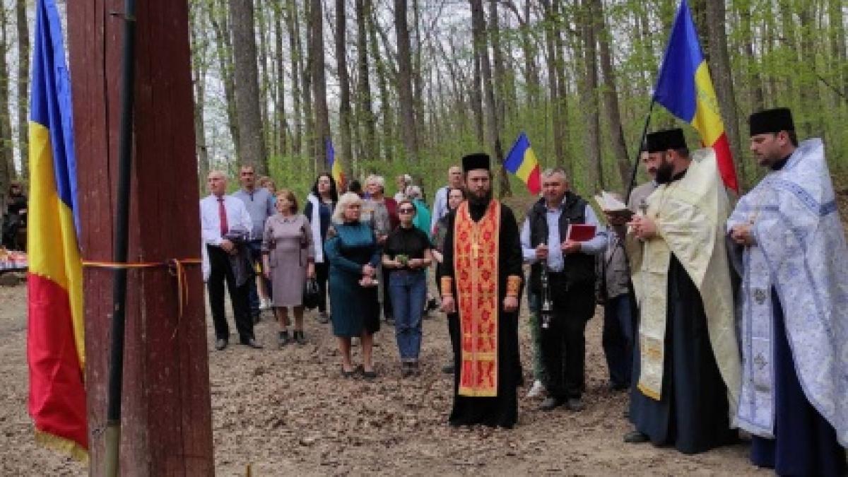 romanii-din-norduul-bucovinei-la-stejarul-lui-stefan-cel-mare_23555400