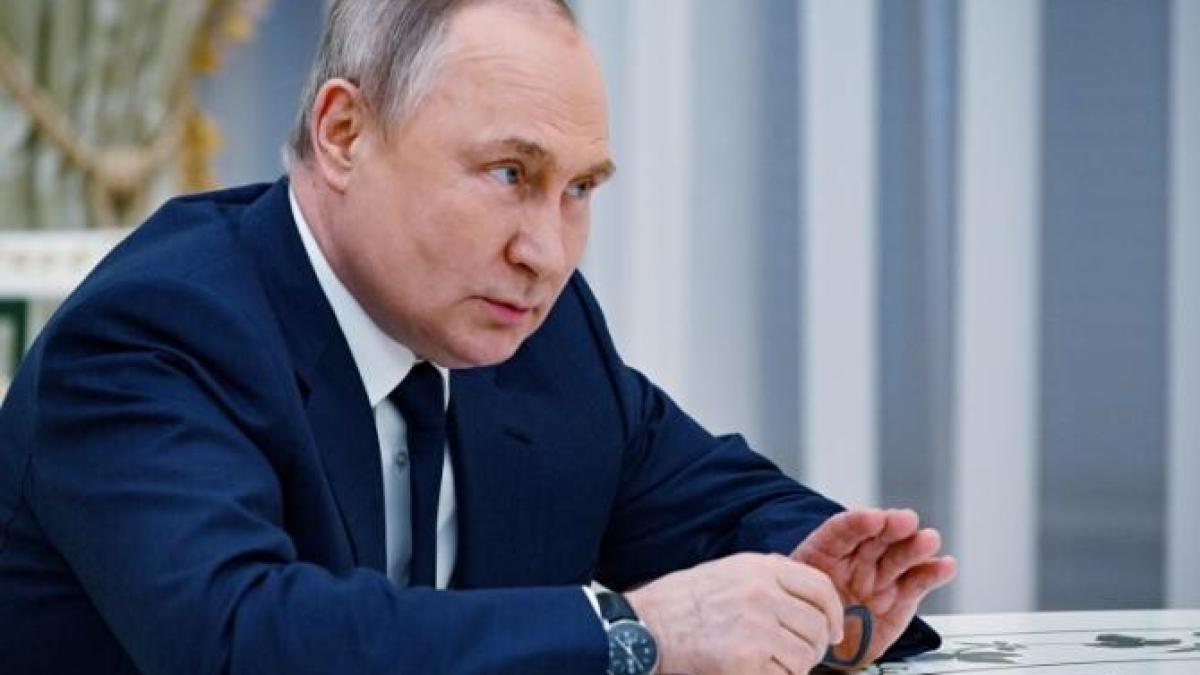 jurnalisti-din-rusia--tinuti-in-custi--la-o-festivitate--ioana-constantin-vedeau-printre-barele-acelea--asta-este-rusia_91529100