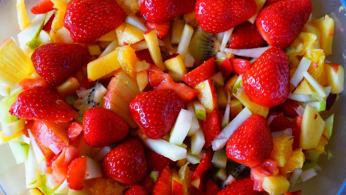 salata-de-fructe--un-desert-fresh-si-delicios--reteta-este-simpla_67715700