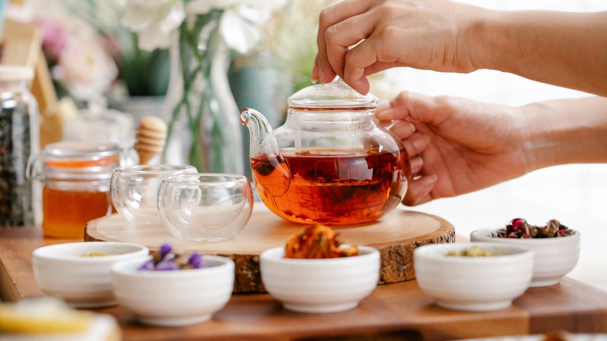 ceaiurile-care-te-ajuta-sa-slabesti-si-sa-elimini-toxinele-din-organism--le-gasesti-in-orice-plafar_90258300