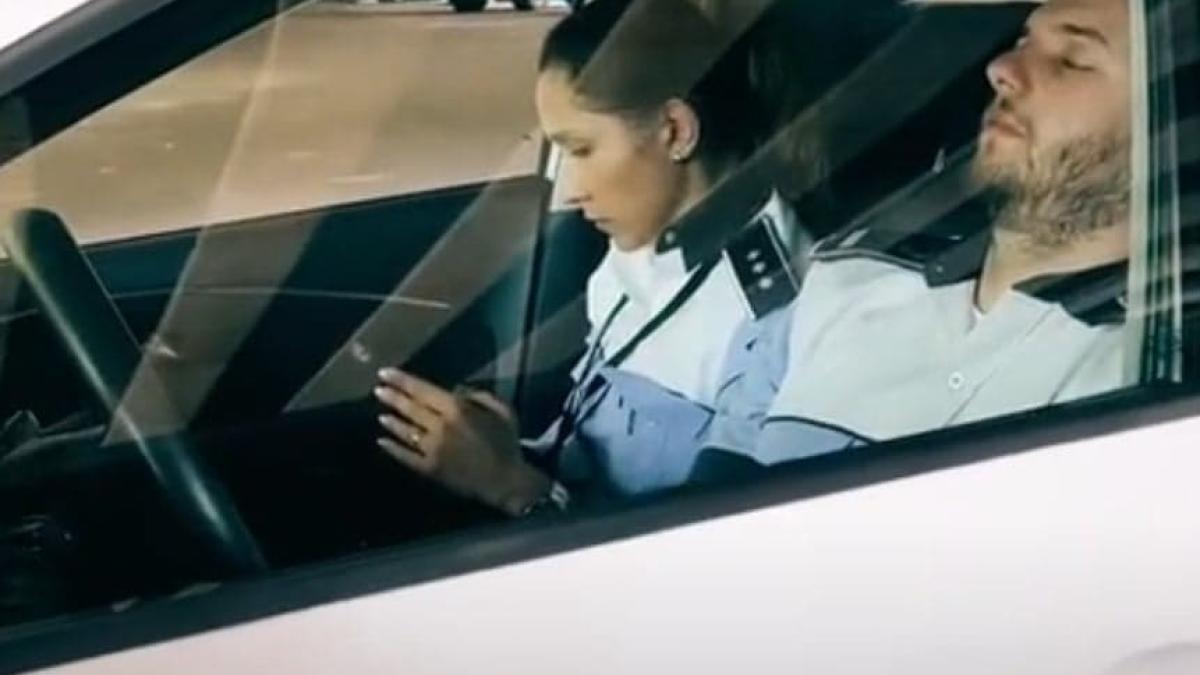 politist-dormind-masina-serviciu_10451400