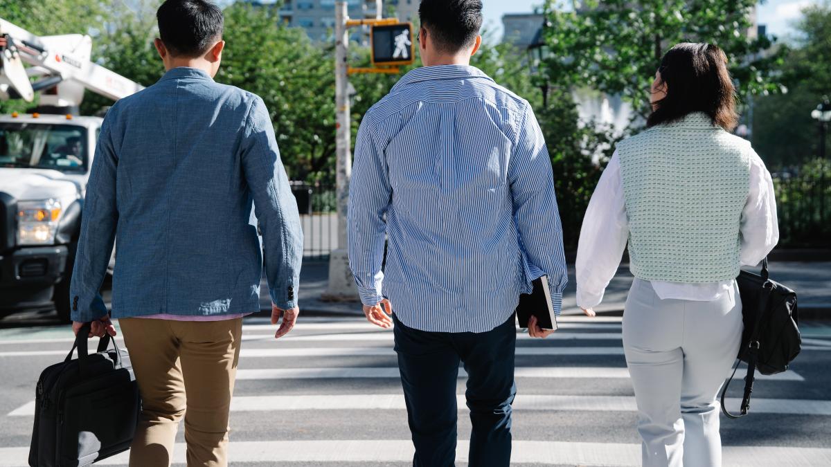 cum-ii-tinem-pe-tineri-in-tara-val-valcu-si-marian-daragiu_78984300