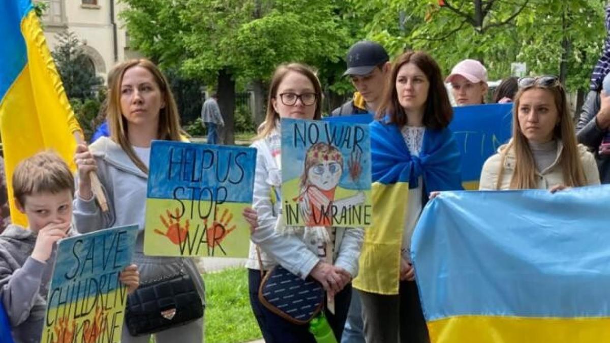 protest-la-ambasada-rusiei-din-bucuresti--anuntat-de-asociatia-prc-e2prc-80prc-9e21-decembrie-1989prc-e2prc-80prc-9d_22100700